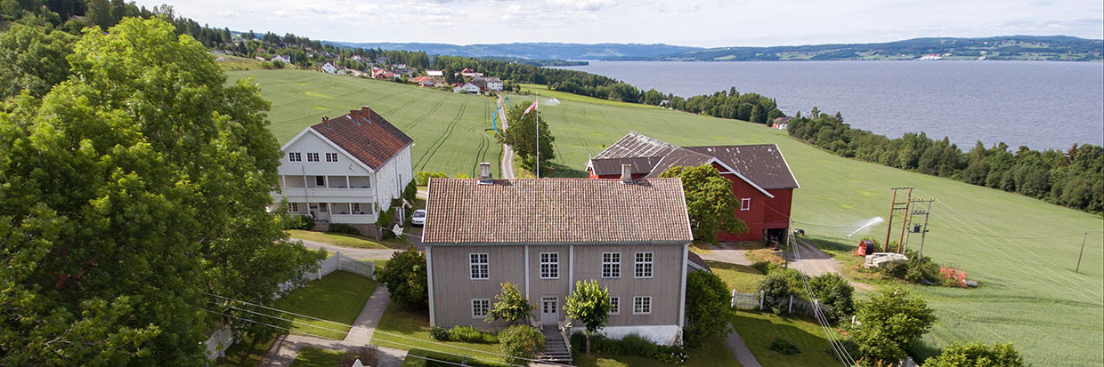 Turist i egen region - Peder Balke-senteret utsikt fra vegen|